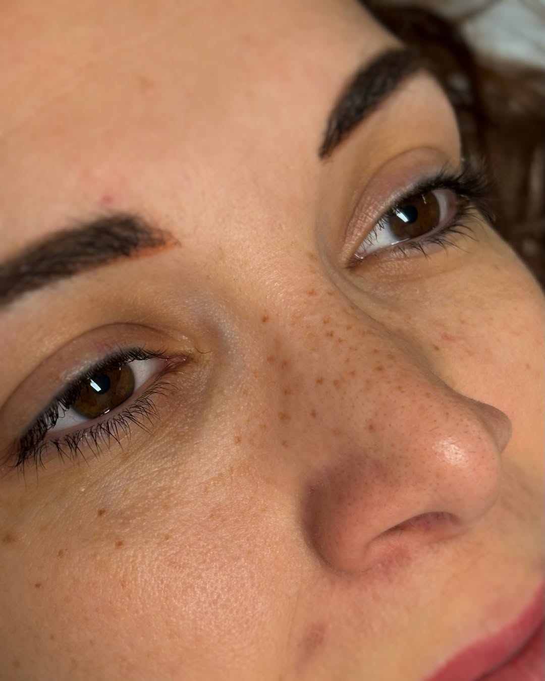 Le tatouage de taches de rousseur : la tendance qui redonne du caractère au visage