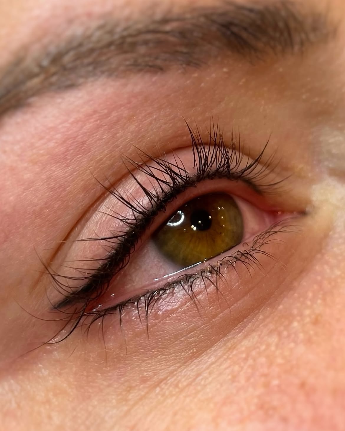 Eye-liner permanent : un regard souligné du matin au soir, sans retouche